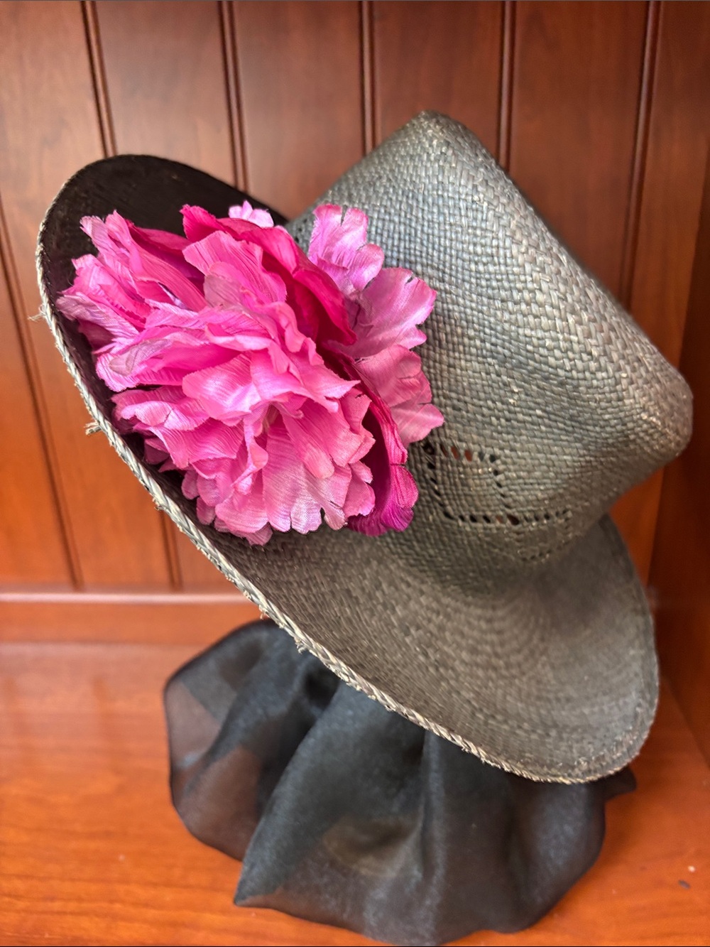 VTG Stylish straw wide-brim fedora-style sun hat adorned with a vibrant magenta